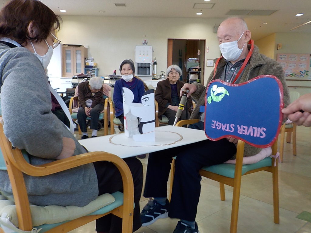 令和4年1月13日のレクリエーションは「もも上げ相撲」（デイサービス） 有料老人ホームシルバーステージホームページ