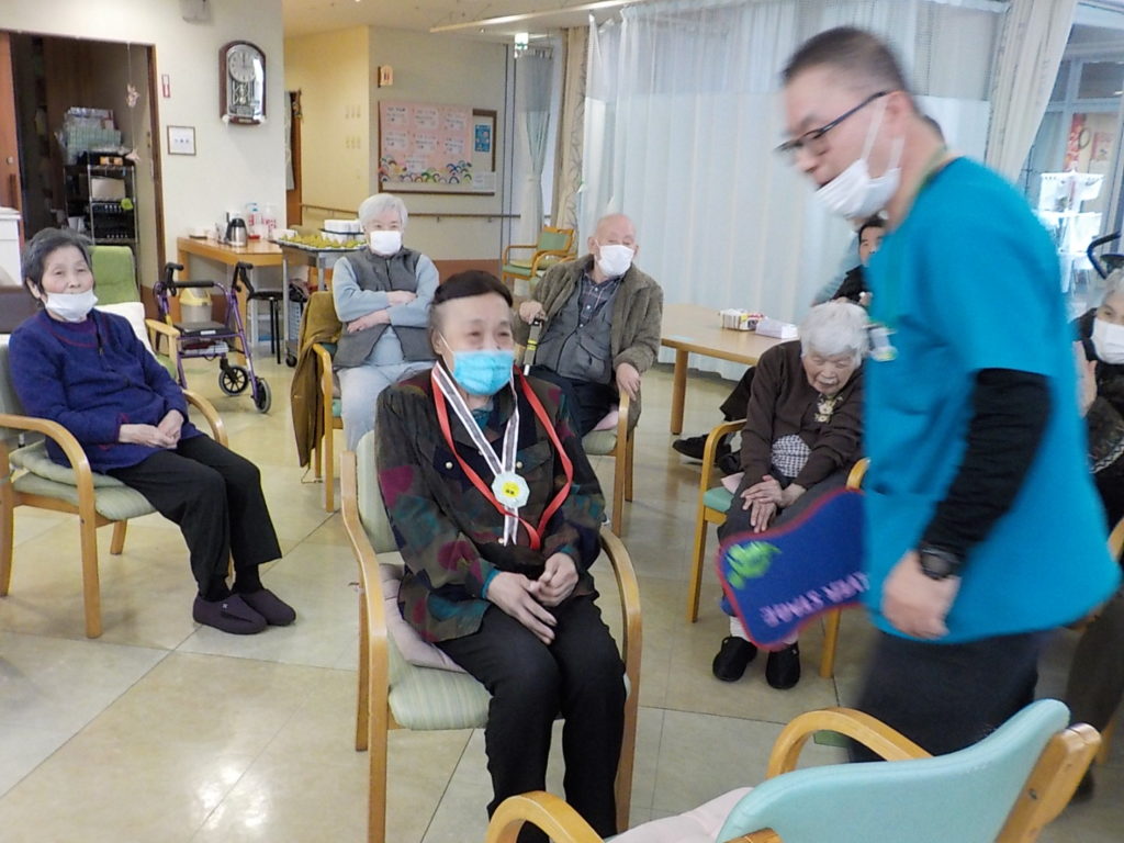 令和4年1月13日のレクリエーションは「もも上げ相撲」（デイサービス） 有料老人ホームシルバーステージホームページ