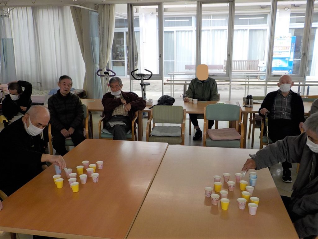 令和4年1月11日のレクリエーションは「紙コップつまみ競争」（デイサービス） 有料老人ホームシルバーステージホームページ