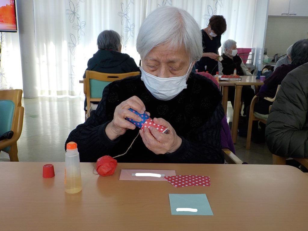 令和4年1月12日のレクリエーションは「けん玉工作」（デイサービス） 有料老人ホームシルバーステージホームページ