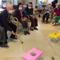 令和５年１月１６日のレクリエーションは「せまい玉入れ」（デイサービス）